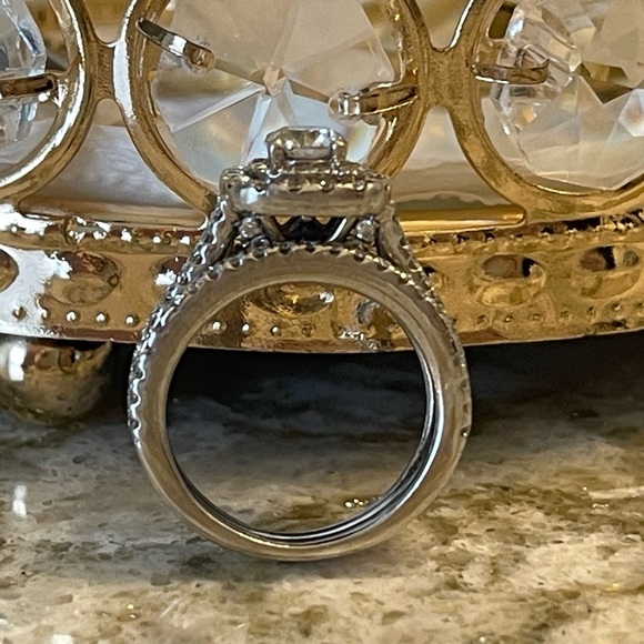 Vera Wang Bridal Set - Picture 2 of 4